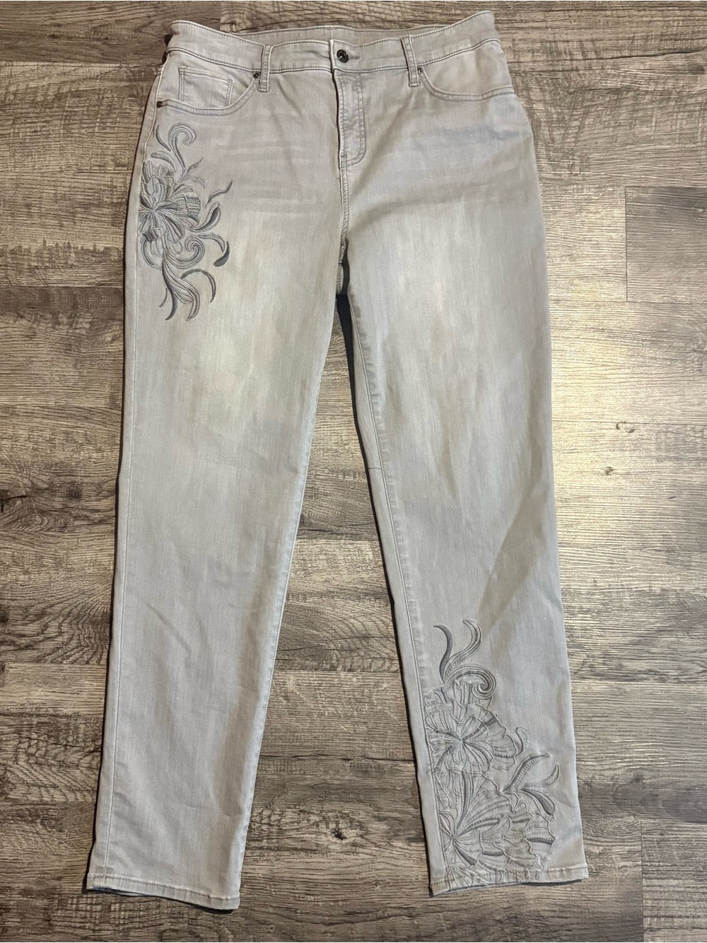 Chico’s Jeans Women’s 2T US 12T Gray Flowers Slimming Girlfriend Slim Leg Ankle